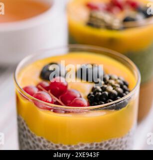 Gesunder veganer Chia-Pudding mit Mangohauce und frischen Beeren Stockfoto