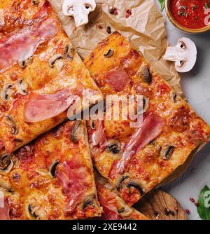 Lange Pizza-Mischung liegt auf einem Holztisch Stockfoto