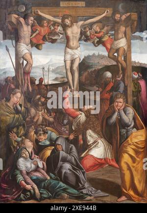 ASSISI, ITALIEN - 17. MAI 2024: Das Gemälde der Kreuzigung in der Kathedrale San Rufino von Dono Doni (1500–1575). Stockfoto