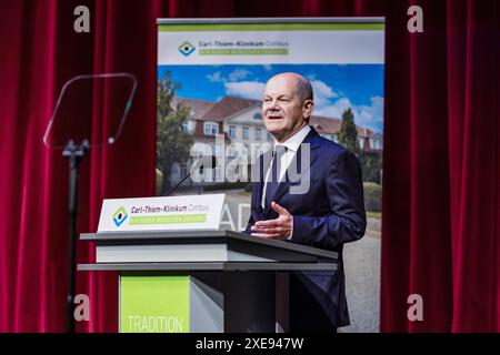 Cottbus, Deutschland. Juni 2024. Bundeskanzler Olaf Scholz (SPD) spricht bei der Festveranstaltung zum 110-jährigen Bestehen des Carl-Thiem-Klinikums Cottbus unter dem Motto "Tradition trifft Zukunft". Die „Vereinigte Städtische und Thiemsche Heilanstalt“ wurde am 27. Juni 1914 eingeweiht. Vermerk: Frank Hammerschmidt/dpa/Alamy Live News Stockfoto