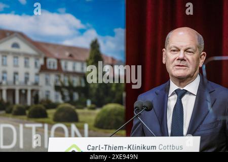 Cottbus, Deutschland. Juni 2024. Bundeskanzler Olaf Scholz (SPD) spricht bei der Festveranstaltung zum 110-jährigen Bestehen des Carl-Thiem-Klinikums Cottbus unter dem Motto "Tradition trifft Zukunft". Die „Vereinigte Städtische und Thiemsche Heilanstalt“ wurde am 27. Juni 1914 eingeweiht. Vermerk: Frank Hammerschmidt/dpa/Alamy Live News Stockfoto