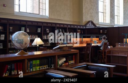 Los Angeles, Kalifornien, USA - 28. März 2017: Student studiert an der Powell Library in Royce Hall an der UCLA. Stockfoto