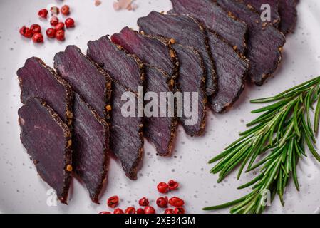 Köstliches getrocknetes Räucherfleisch- oder Pferdefleisch-Jerky mit Gewürzen und Salz Stockfoto