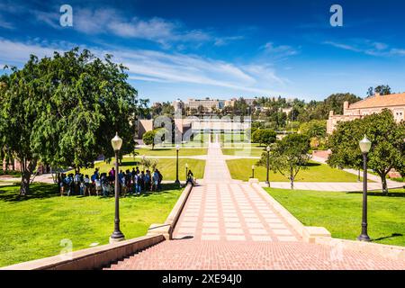 Los Angeles, Kalifornien, USA - 28. März 2017: UCLA College Tour Gruppe dringt im Schatten im Intramural Field. Stockfoto