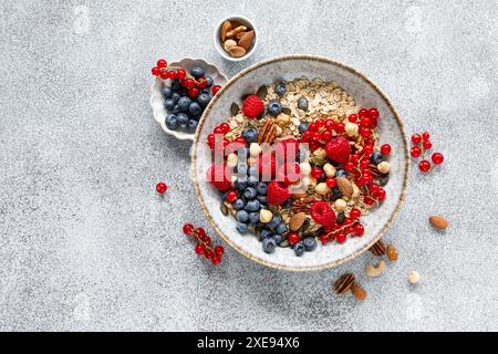 Müsli mit Bio-Beeren und Nüssen. Hafermüsli mit Himbeere, Heidelbeere, rote Johannisbeere, Mandel, Pekannuss, Walnuss-, Cashew-, Haselnuss- und Kürbiskerne. Er Stockfoto