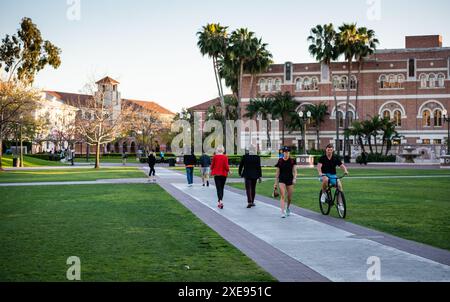 Los Angeles, Kalifornien, USA - 28. März 2017: Fußgänger und Radfahrer überqueren den Fußweg am USC. Stockfoto
