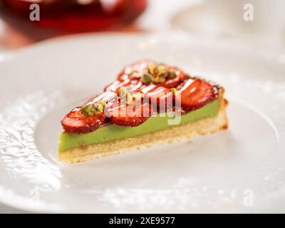Ein Stück Pistazienkuchen mit Erdbeeren Stockfoto