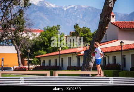 Claremont, Kalifornien, USA – 30. März 2017: Skateboarder blickt auf die Bergkulisse des Pomona College. Stockfoto