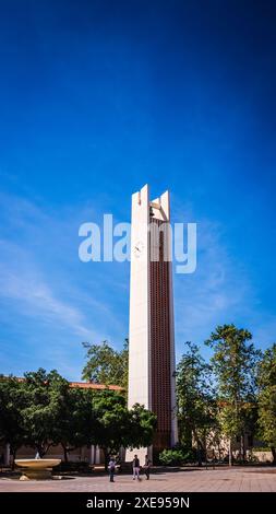 Claremont, Kalifornien, USA – 30. März 2017: Der Smith Clock Tower erhebt sich über der Clark III Hall auf dem Campus des Pomona College. Stockfoto