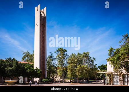 Claremont, Kalifornien, USA – 30. März 2017: Der Smith Clock Tower erhebt sich über der Clark III Hall auf dem Campus des Pomona College. Stockfoto