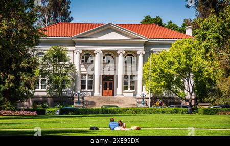 Claremont, Kalifornien, USA - 30. März 2017: Die historische Carnegie Library am Pomona College beherbergt Sozialwissenschaftliche Büros und Klassenzimmer. Stockfoto