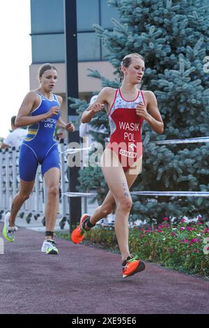 BALIKESIR, TURKIYE - 05. AUGUST 2023: Athleten, die in der Laufkomponente der Europa-Triathlon-Sprint- und Staffelmeisterschaften in Balikesir antreten Stockfoto