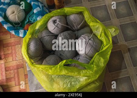 Handgefertigtes Alpaka-Handwerk auf dem Markt in den Anden von Peru und Bolivien. Die Andengebirge sind mit Tageslicht beleuchtet Stockfoto