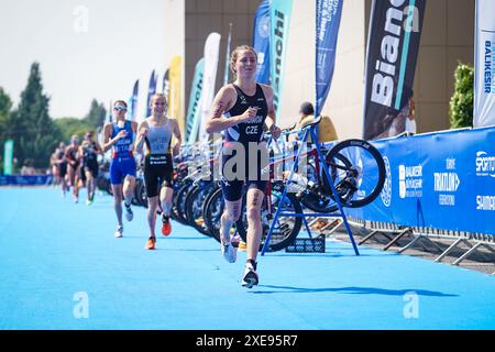 BALIKESIR, TURKIYE - 05. AUGUST 2023: Athleten, die in der Laufkomponente der Europa-Triathlon-Sprint- und Staffelmeisterschaften in Balikesir antreten Stockfoto