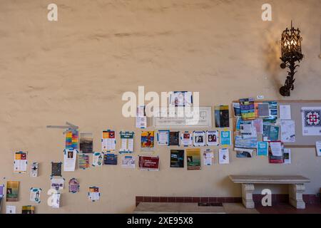 Claremont, Kalifornien, USA - 30. März 2017: Poster und Flyer an der Wand in der Frary Hall auf dem Campus des Pomona College. Stockfoto