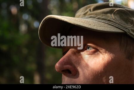 . Mann mit Baseballmütze, Auge im Sonnenlicht, Porträt. Stockfoto