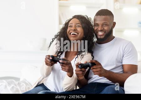 Ein Paar Spielt Videospiele Auf Der Couch Stockfoto