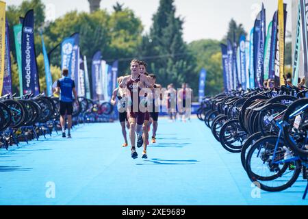 BALIKESIR, TURKIYE - 05. AUGUST 2023: Athleten, die in der Laufkomponente der Europa-Triathlon-Sprint- und Staffelmeisterschaften in Balikesir antreten Stockfoto