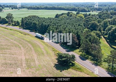 Albion, Michigan – Ein Sattelzug fährt auf einer zweispurigen Landstraße im Süden Michigans. Stockfoto