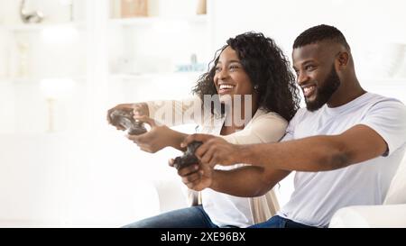 Ein Paar spielt Videospiele zu Hause Stockfoto