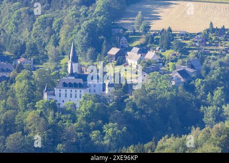 Schloss Purschenstein Purschenstein ist ein Schloss in Neuhausen/Erzgeb. im Freistaat Sachsen, das in Mittelalter und früher Neuzeit Mittelpunkt einer gleichnamigen Herrschaft war. Im Jahre 2005 wurde das Schloss an den niederländischen Geschäftsmann Roelof Praagman verkauft, der es zu einer Hotelanlage der gehobenen Kategorie mit Restaurant und Wellnessbereich umbaut. Es wird von Bastiaan Praagman geführt. Neuhausen/Erzgebirge Sachsen Deutschland *** Burg Purschenstein Purschenstein ist eine Burg in Neuhausen Erzgebirge im Freistaat Sachsen, die das Zentrum eines gleichnamigen Herrenhauses war Stockfoto