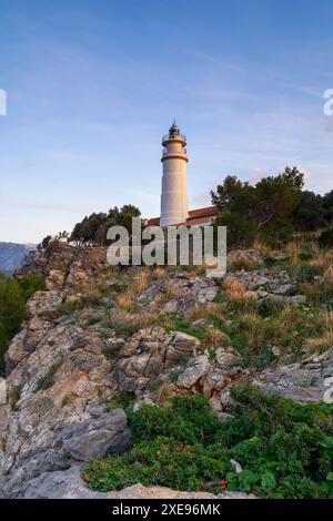 Blick auf den Leuchtturm Cap Gros im Norden Mallorcas bei Sonnenuntergang Stockfoto