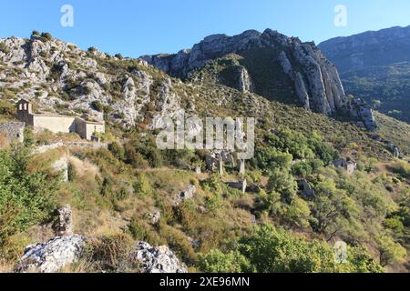 Verlassenes Dorf Demandolx mit mittelalterlicher burgruine über dem See von Castillon, Alpes de Haute Provence Stockfoto