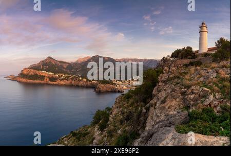 Blick auf den Leuchtturm Cap Gros im Norden Mallorcas bei Sonnenuntergang Stockfoto