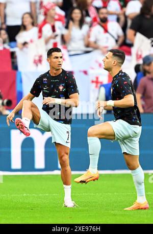 Gelsenkirchen, Deutschland. Juni 2024. Fußball, UEFA Euro 2024, Europameisterschaft, Georgien - Portugal, Vorrunde, Gruppe F, Spieltag 3, Schalke Arena, Portugals Cristiano Ronaldo (l) und sein Teamkollege Diogo Dalot wärmen sich vor dem Spiel auf. Quelle: David Inderlied/dpa/Alamy Live News Stockfoto