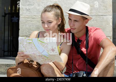 Ein junges Touristenpaar, das den Stadtplan überprüft Stockfoto