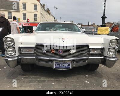 Vor einem Cadillac Deville aus dem Jahr 1968 auf einer Oldtimer-Ausstellung auf dem Marktplatz in Boston Lincolnshire Stockfoto