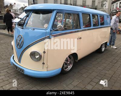 Volkswagen Westfalia Camper mit geteilter Windschutzscheibe auf einer Oldtimer-Messe auf dem Marktplatz in Boston Lincolnshire Stockfoto