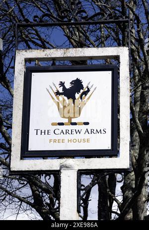 Traditionelles hängendes Pub-Schild im Carew Arms - Public House - Antony Hill, Antony, Torpoint, Plymouth, Cornwall, England, Großbritannien Stockfoto