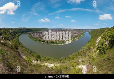 Fantastischer Blick auf den Frühling auf den Dnister River Canyon. Blick auf Zalishchyky Stadt, Ternopil Region, Ukraine. Stockfoto