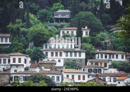 Wunderschöne osmanische Häuser mit traditionellen Dächern und Fenstern im hübschen Bergdorf Şirince in der Nähe von Izmir in der Türkei an einem Sommertag. Stockfoto