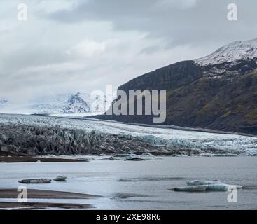 Skaftafellsjokull-Gletscher, Island. Gletscherzunge gleitet von der Vatnajokull-Eiskappe oder dem Vatna-Gletscher in der Nähe des subglazialen Esjufjolls Stockfoto