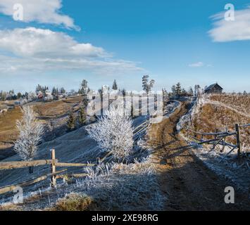 Der Winter kommt. Letzte Herbsttage, Morgen in der Berglandschaft friedliche malerische heimatte Szene. Schmutzige Straße vom Hügel Stockfoto