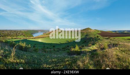 Fantastischer Blick auf den Frühling auf den Dnister River Canyon mit malerischen Felsen, Feldern und Blumen. Dieser Ort nannte sich Shyshkovi Gorby, Naho Stockfoto