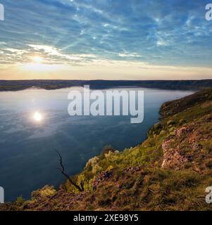 Atemberaubende Aussicht auf den Sonnenuntergang im Frühling auf den Dnister River Canyon, die Bakota Bay, die Region Khmelnyzky, Ukraine. Stockfoto