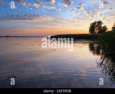 Dnipro Fluss Sommer Sonnenuntergang Dämmerung Landschaft, Ukraine Stockfoto