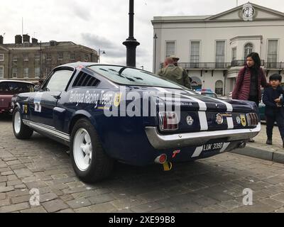 Hinterbau eines Shelby Mustang mit Terlingua Racing Team-Lackierung auf einer Oldtimer-Ausstellung auf dem Marktplatz in Boston Lincolnshire, Stockfoto