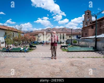 Cusco, Peru - 9. August 2023: Eldery man fotografiert das Viertel San Blas Stockfoto