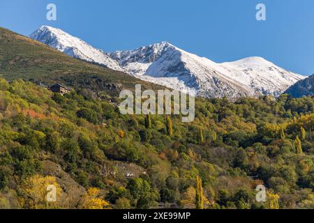 Dorf Taull vor Pic del PessÃ³ (2894 m) und PIC de les Mussoles (2876 m) BohÃ­-Tal (La Vall de BoÃ­) Stockfoto