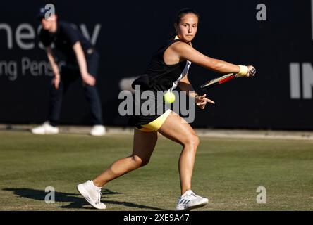 26. Juni 2024; Devonshire Park, Eastbourne, East Sussex, England: Rothesay International Eastbourne, Tag 3, Daria Kasatkina spielt eine Rückhand gegen Yue Yua (CHN) Stockfoto