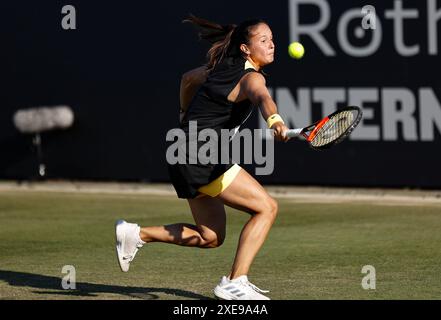 26. Juni 2024; Devonshire Park, Eastbourne, East Sussex, England: Rothesay International Eastbourne, Tag 3, Daria Kasatkina spielt eine Rückhand gegen Yue Yua (CHN) Stockfoto