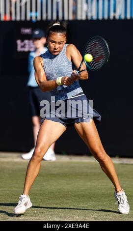 26. Juni 2024; Devonshire Park, Eastbourne, East Sussex, England: Rothesay International Eastbourne, Day 3, Yue Yua (CHN) spielt eine Rückhand gegen Daria Kasatkina Stockfoto