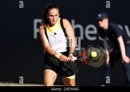 26. Juni 2024; Devonshire Park, Eastbourne, East Sussex, England: Rothesay International Eastbourne, Tag 3, Daria Kasatkina spielt eine Rückhand gegen Yue Yua (CHN) Stockfoto