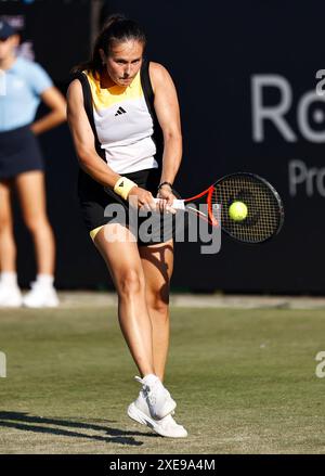 26. Juni 2024; Devonshire Park, Eastbourne, East Sussex, England: Rothesay International Eastbourne, Tag 3, Daria Kasatkina spielt eine Rückhand gegen Yue Yua (CHN) Stockfoto