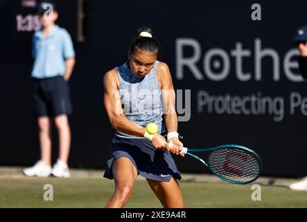 26. Juni 2024; Devonshire Park, Eastbourne, East Sussex, England: Rothesay International Eastbourne, Day 3, Yue Yua (CHN) spielt eine Rückhand gegen Daria Kasatkina Stockfoto