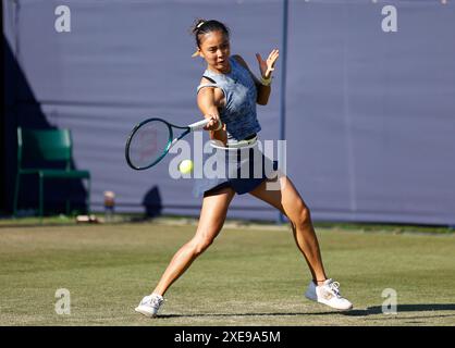 26. Juni 2024; Devonshire Park, Eastbourne, East Sussex, England: Rothesay International Eastbourne, Day 3, Yue Yua (CHN) spielt eine Rückhand gegen Daria Kasatkina Stockfoto